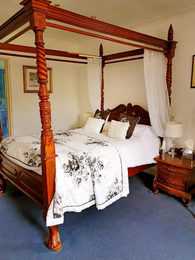 The Crown House Inn Грэйт-Честерфорд Экстерьер фото