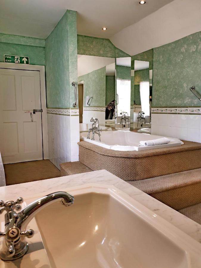 The Crown House Inn Грэйт-Честерфорд Экстерьер фото